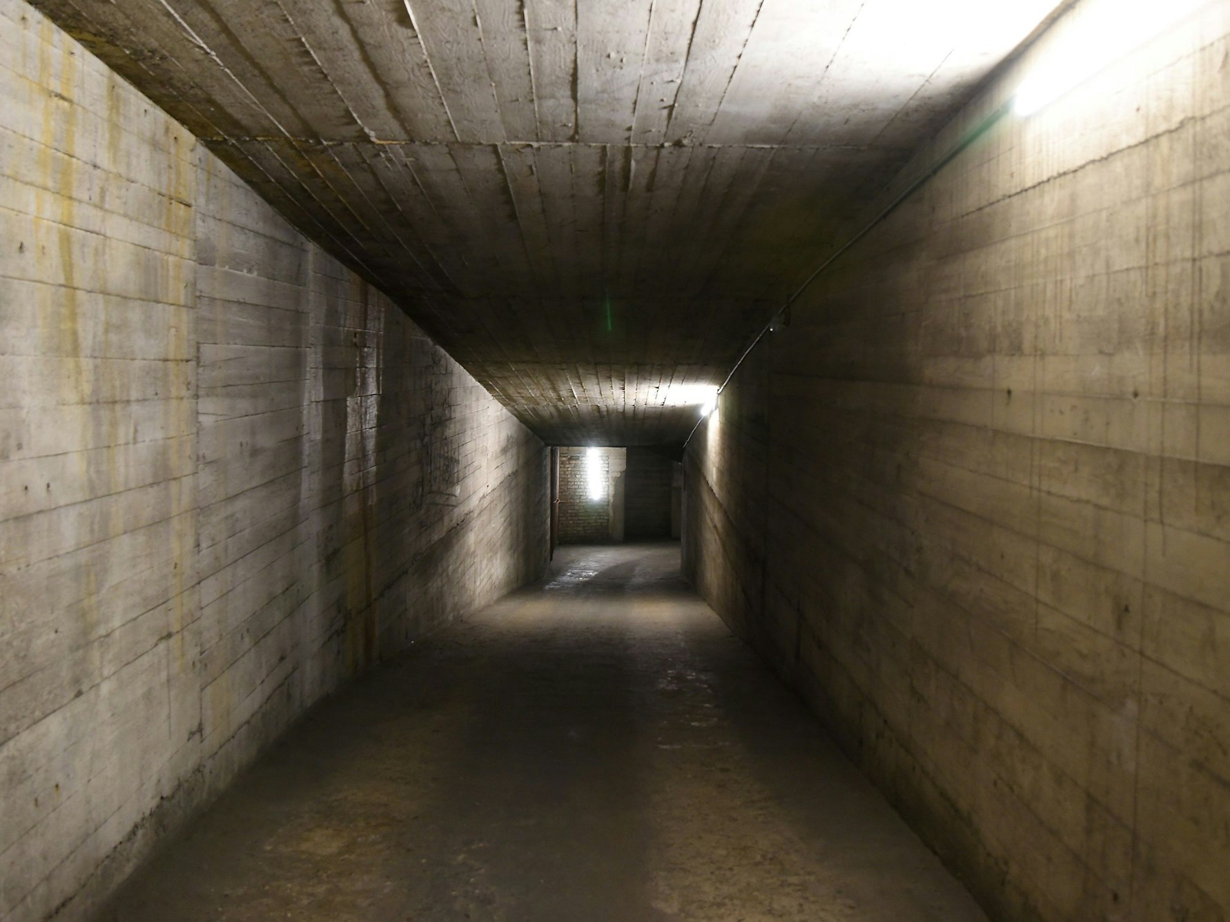 Ein Blick in die Gänge des Bunkers am Kölner Hauptbahnhof am Breslauer Platz.