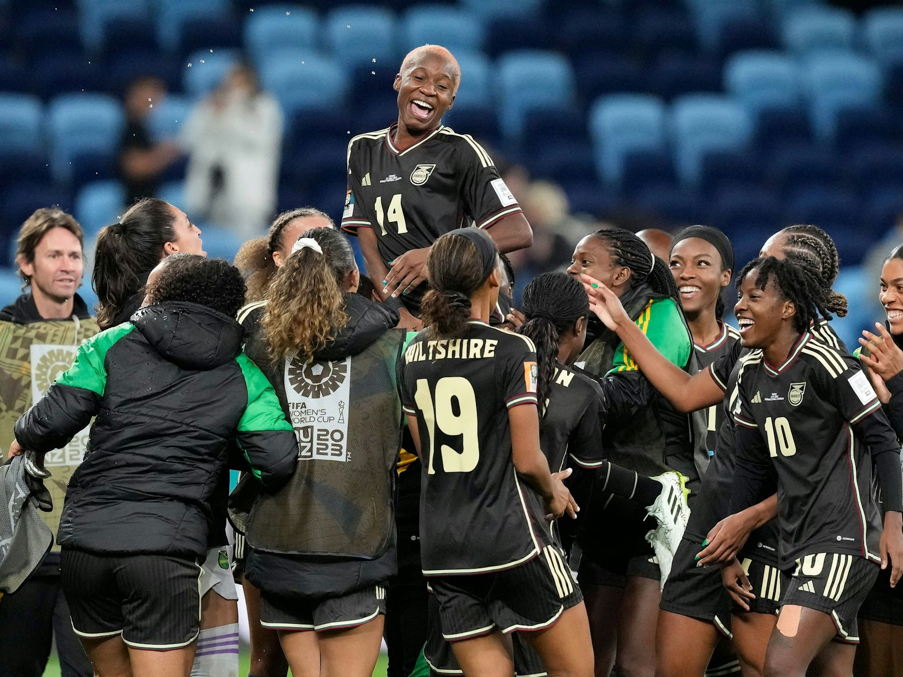 Die Jamaikanerinnen feiern das überraschende Unentschieden gegen Frankreich.