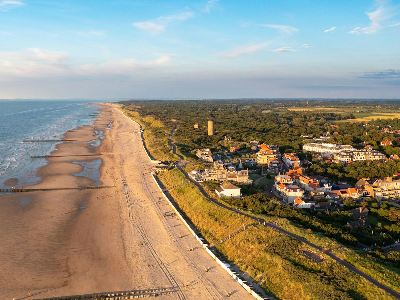 Der Strand von Domburg aus der Luft fotografiert.