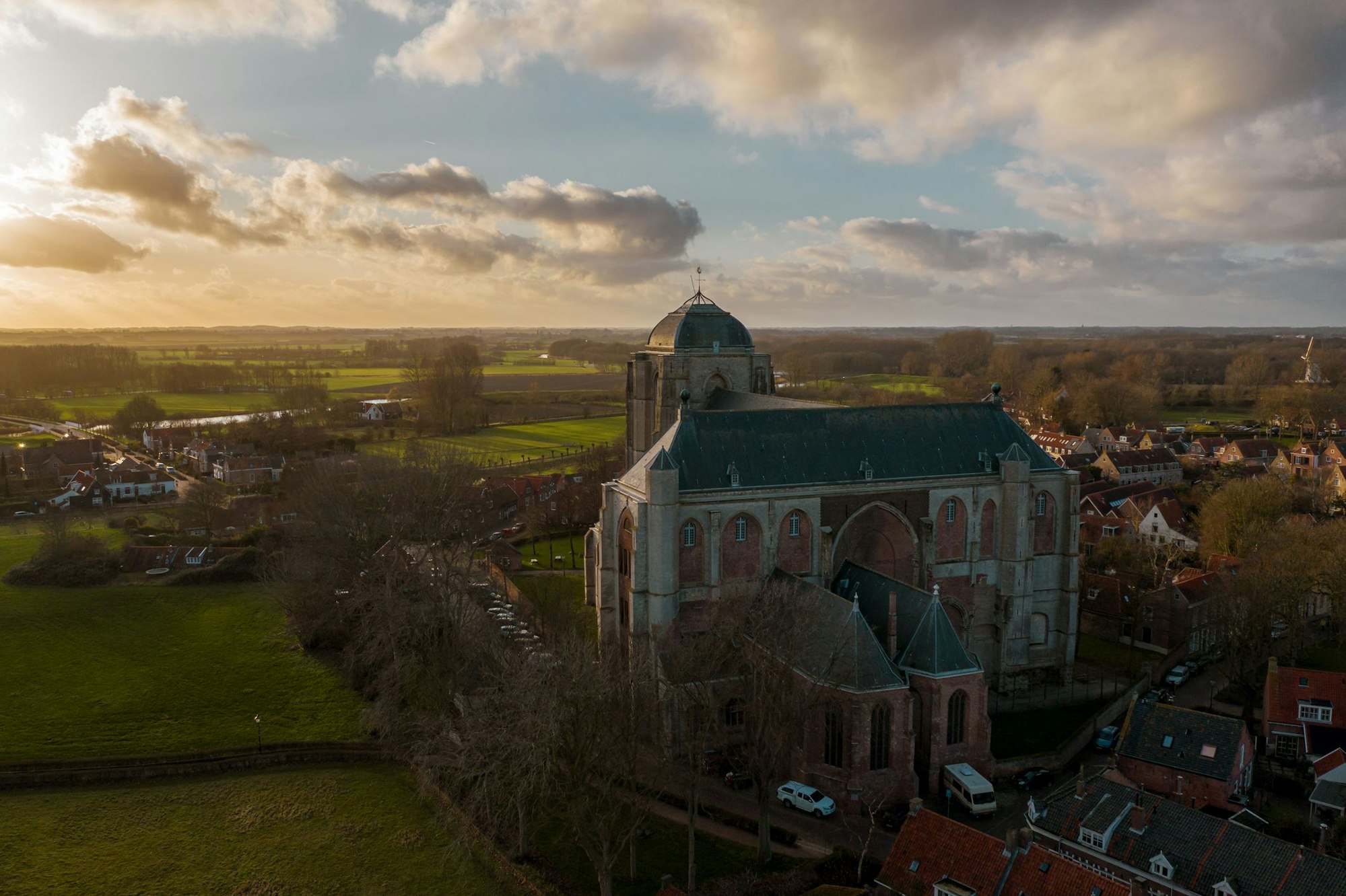 Veere von oben fotografiert. Gerade geht die Sonne unter.