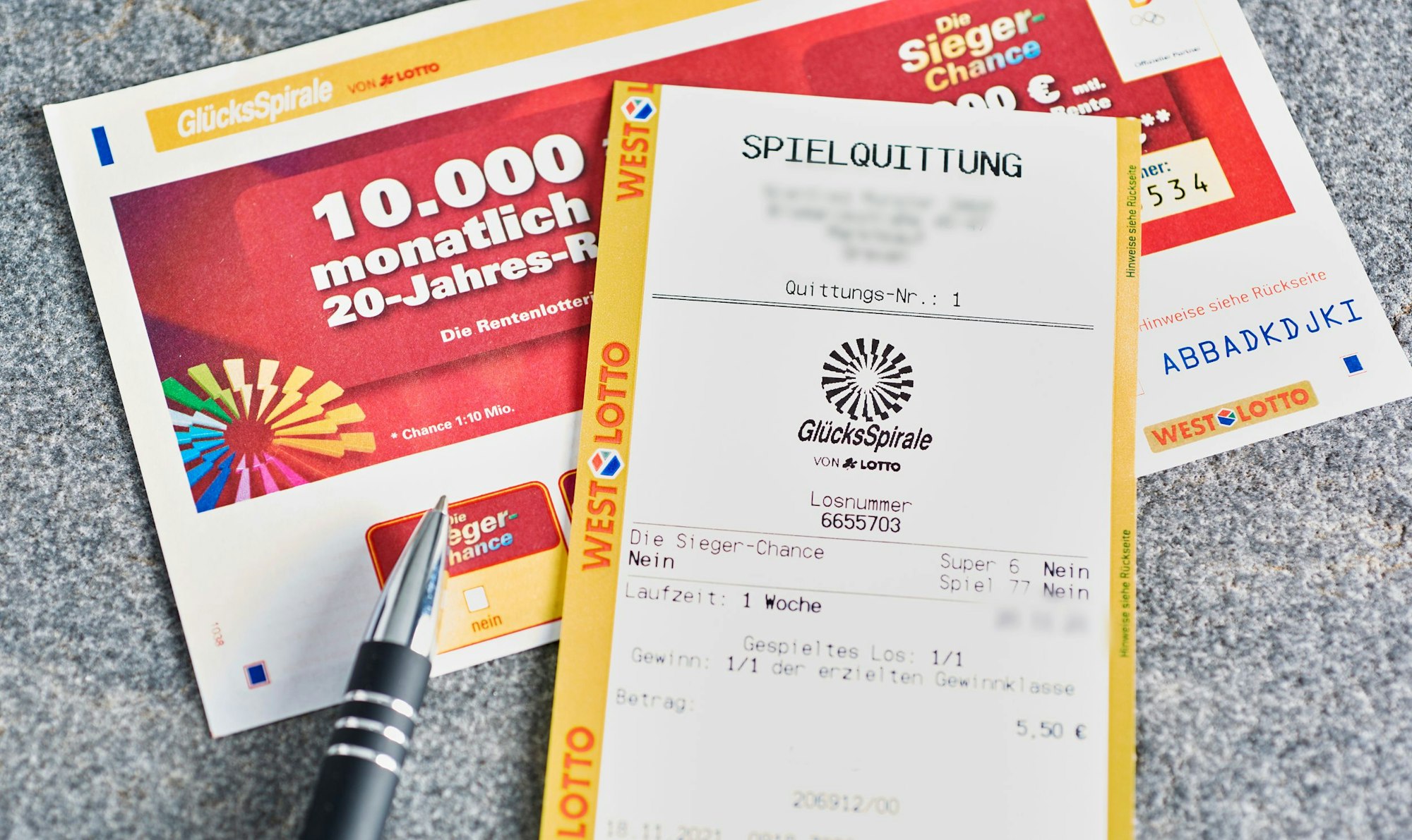 Glücksspirale Spielschein auf dem Tisch.