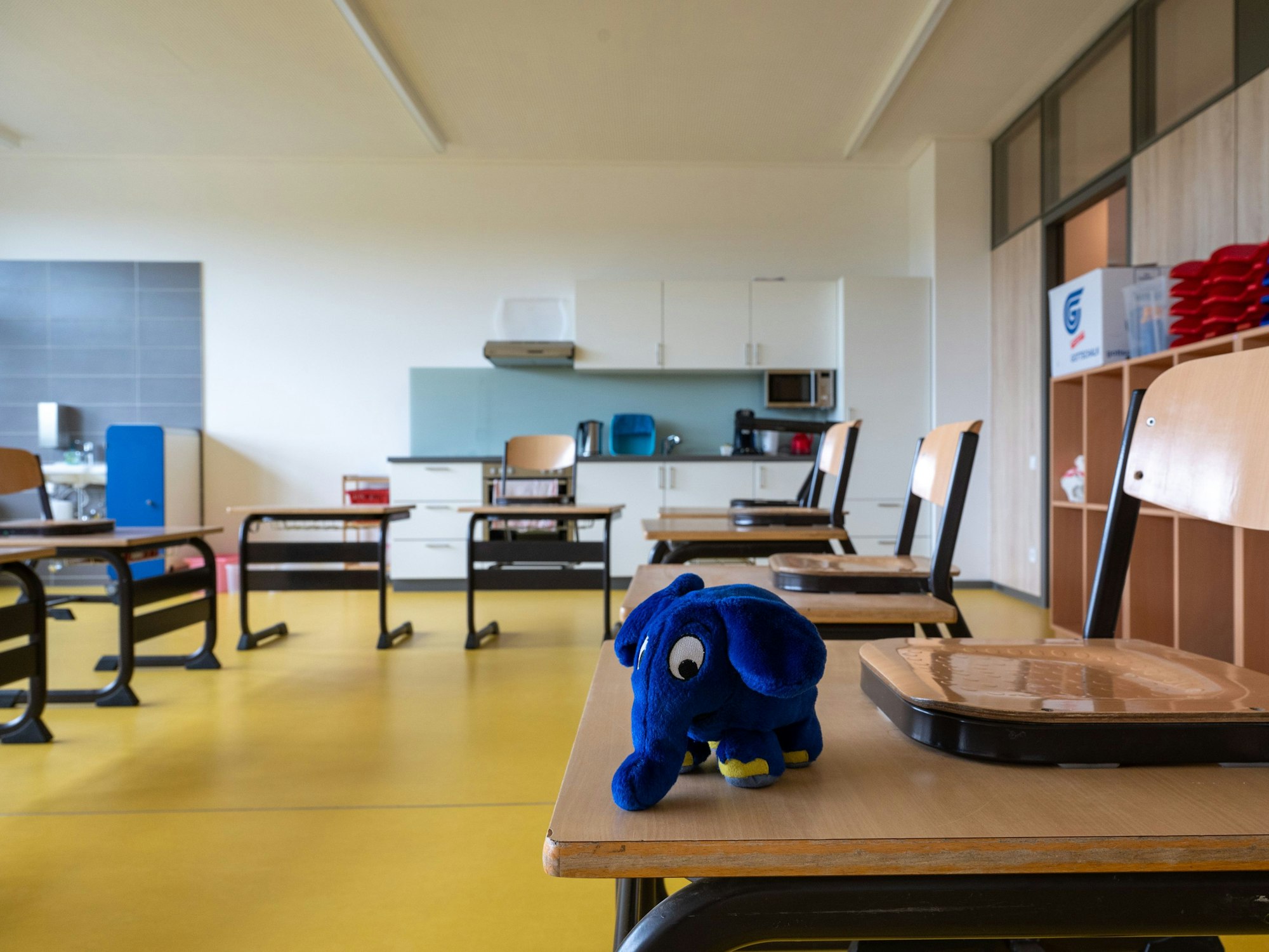 Ein leeres Klassenzimmer einer Grundschule in Poll.