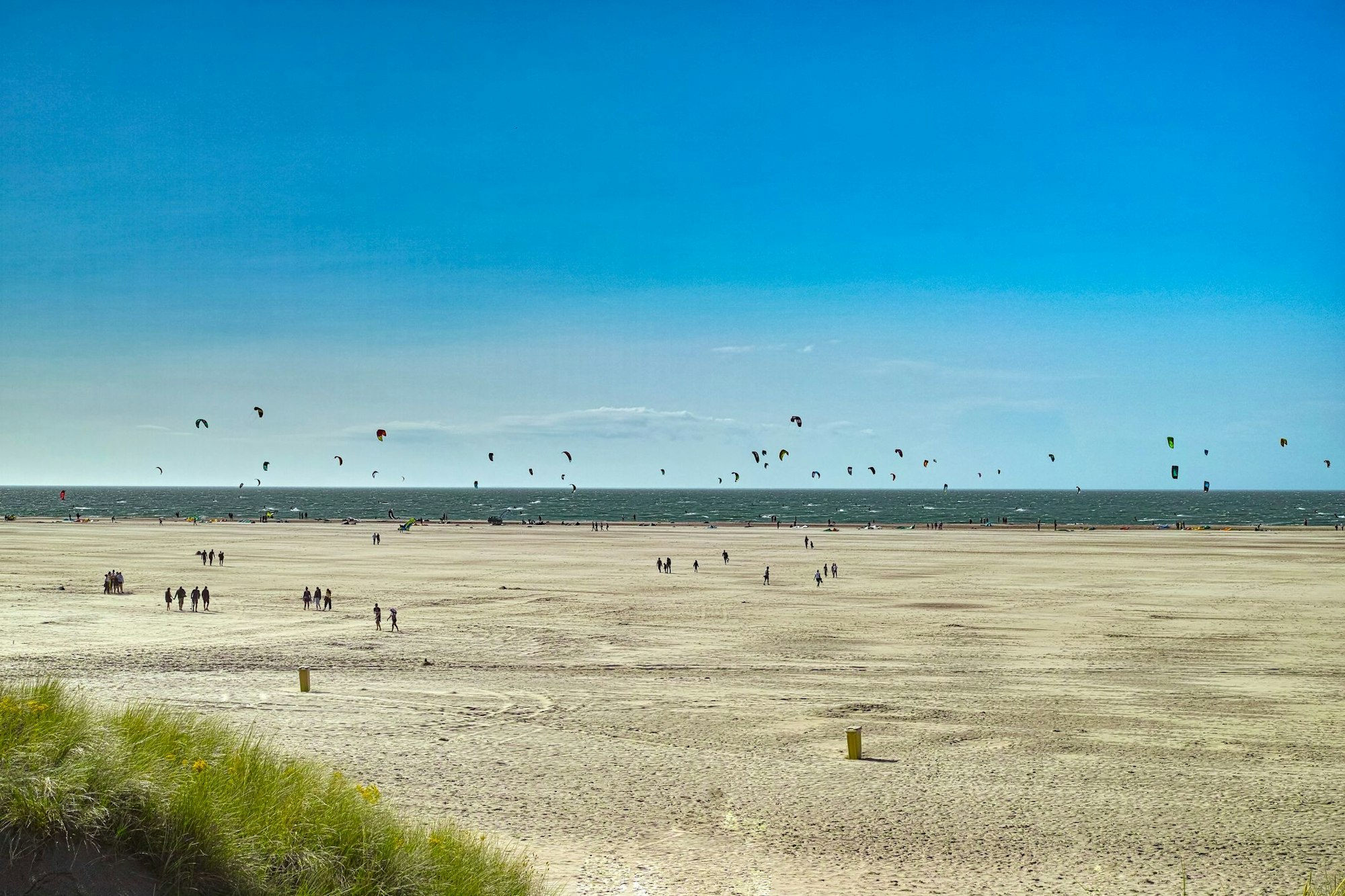 Kitesurfer gehen am Strand von Renesse ihrem Hobby nach.