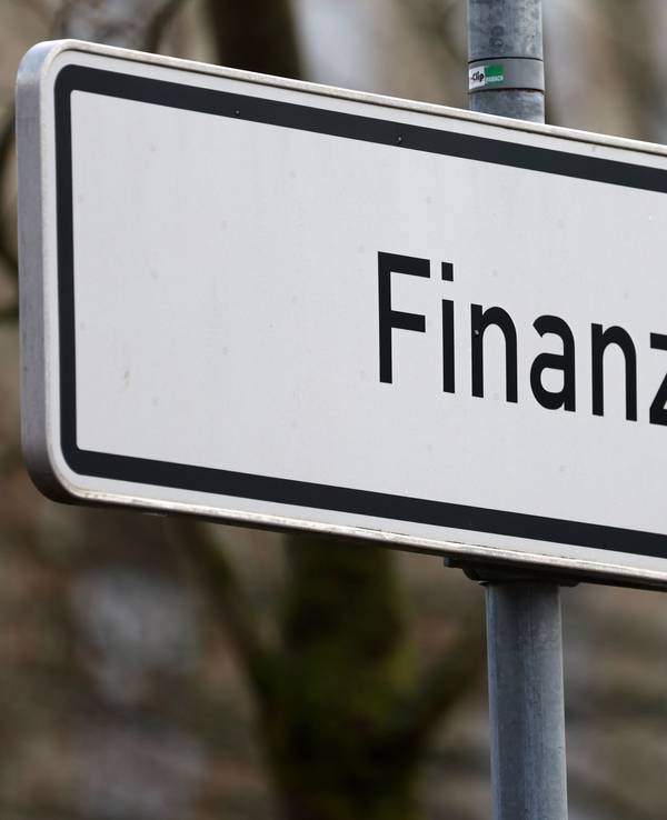 Ein Schild weist den Weg zum Finanzamt.
