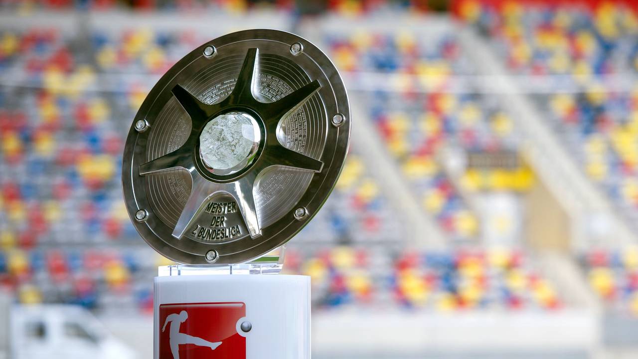Die Schale für den Meister der 2. Bundesliga.