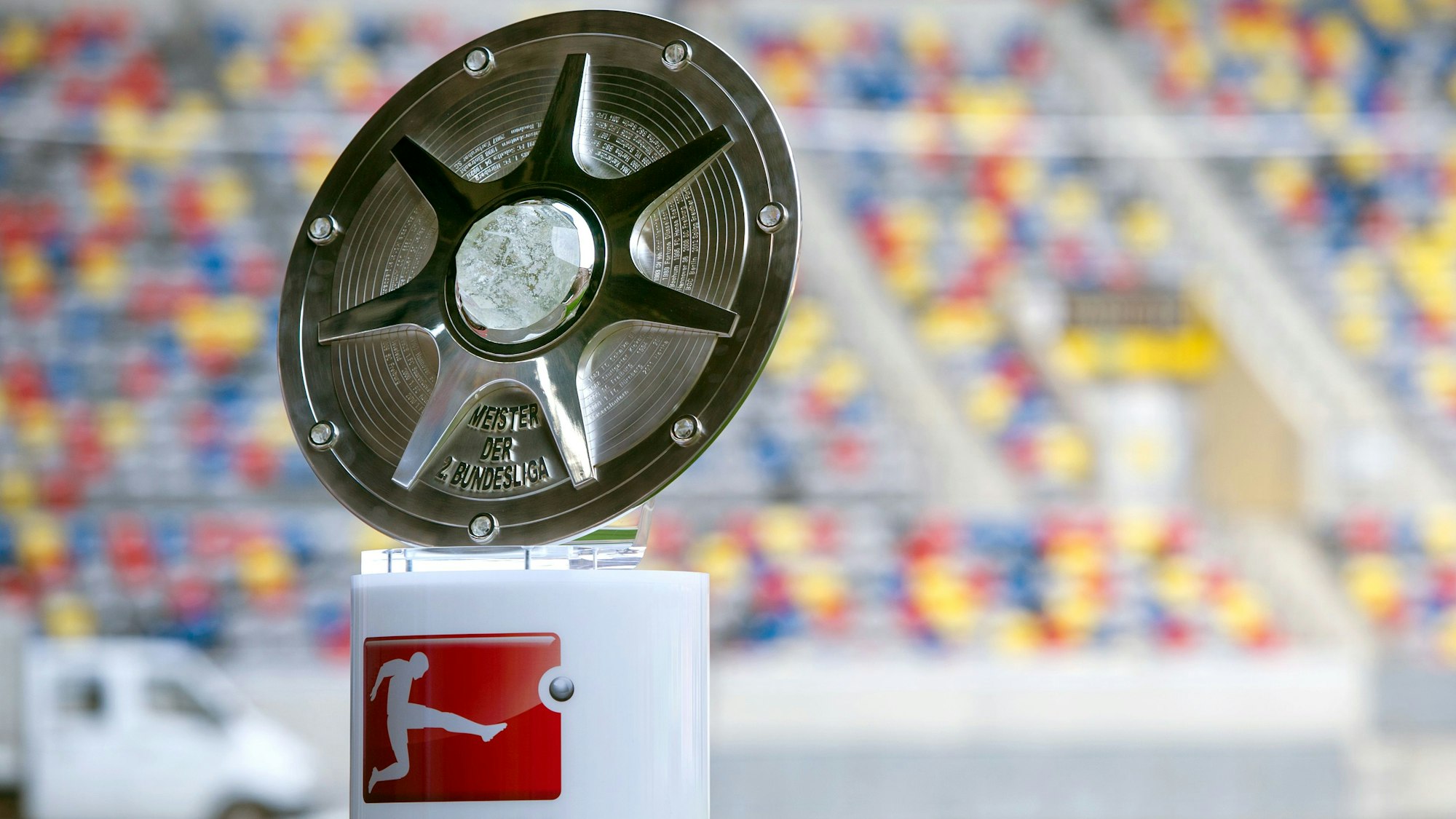 Die Schale für den Meister der 2. Bundesliga.