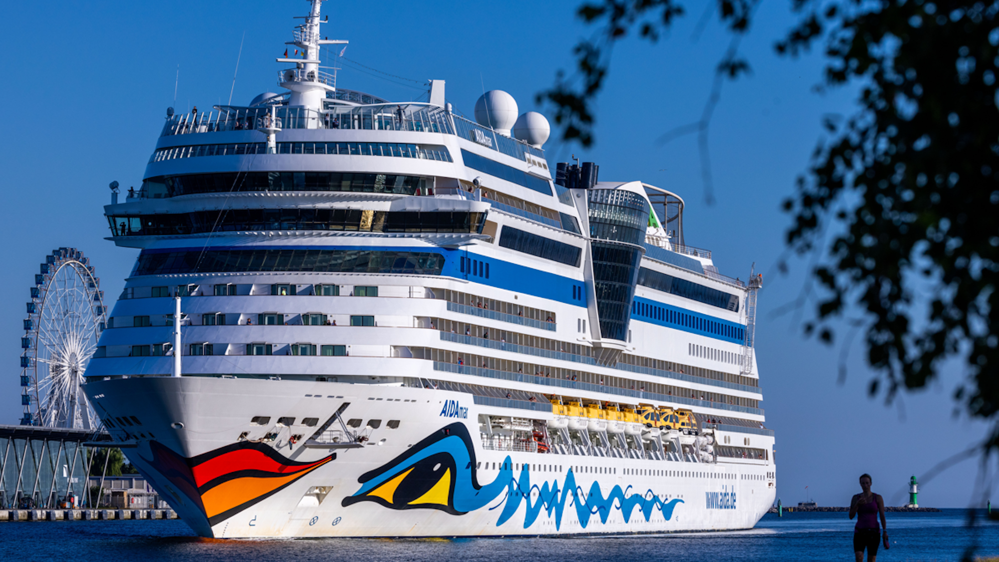 Das Kreuzfahrtschiff „Aida Mar“ der Reederei Aida läuft in den Hafen ein.