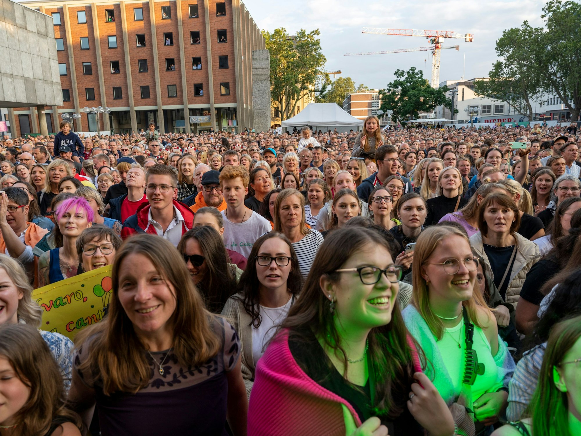 Alvaro Soler gab ein Konzert vor dem Dom.