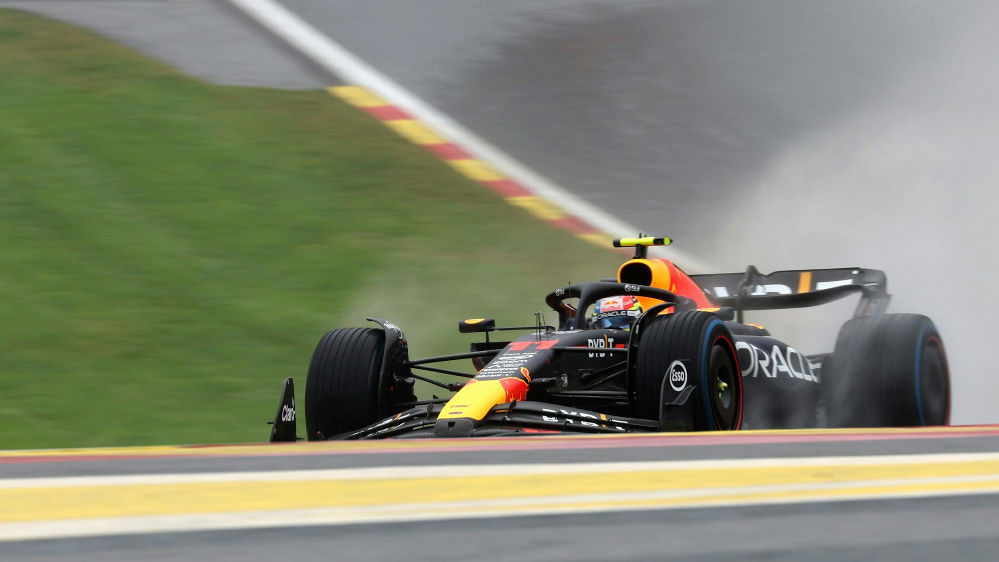 Red-Bull-Pilot Sergio Perez fährt über die Strecke in Spa (Belgien).