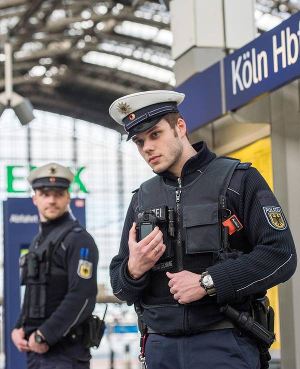 Zwei Bundespolizisten stehen im Kölner Hauptbahnhof.