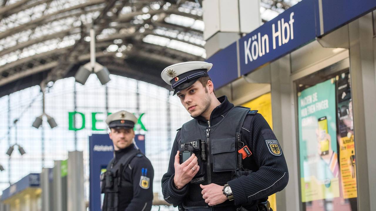 Zwei Bundespolizisten stehen im Kölner Hauptbahnhof.