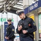 Zwei Bundespolizisten stehen im Kölner Hauptbahnhof.
