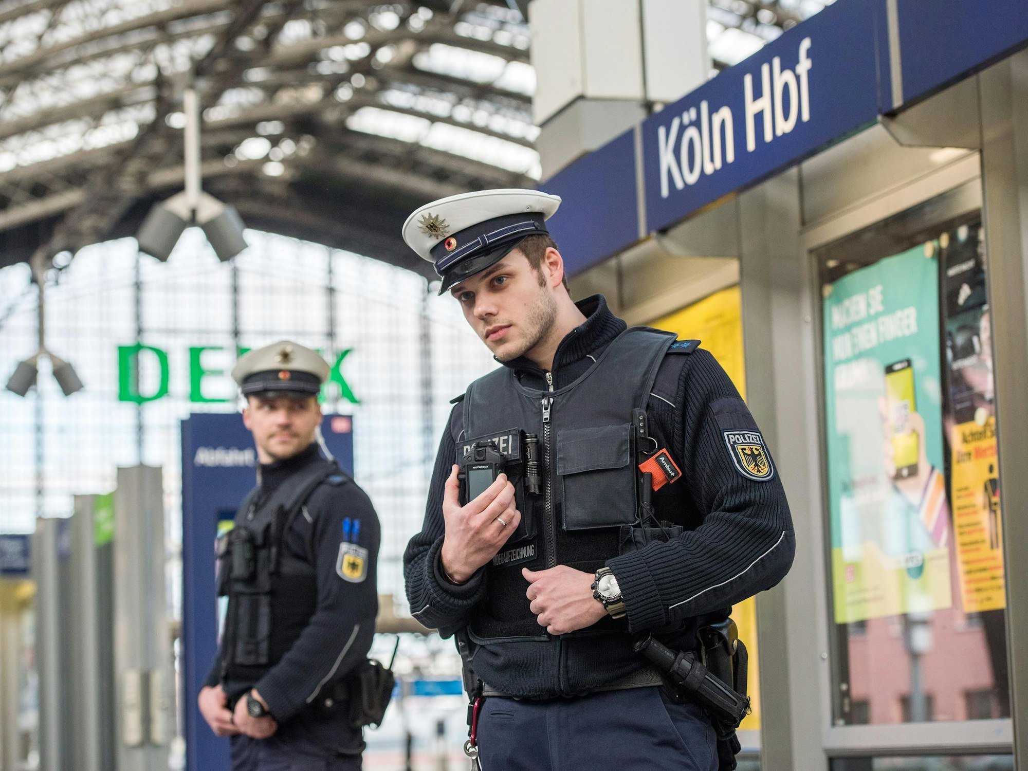 Zwei Bundespolizisten stehen im Kölner Hauptbahnhof.