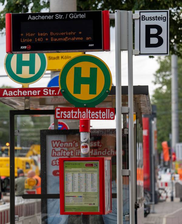Eine Ersatzhaltestelle während der KVB-Bauarbeiten an der Aachener Str./Gürtel