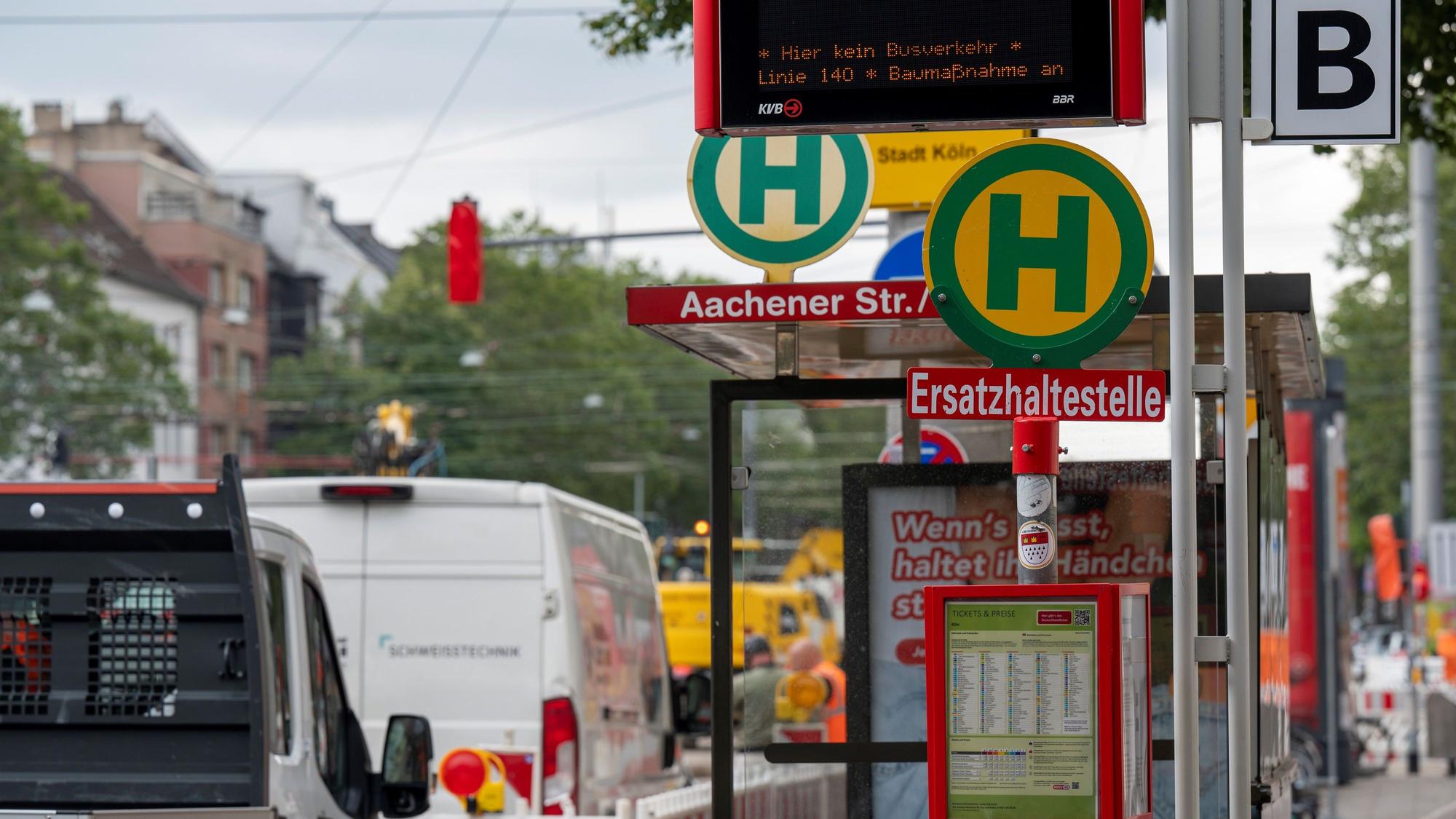 Eine Ersatzhaltestelle während der KVB-Bauarbeiten an der Aachener Str./Gürtel