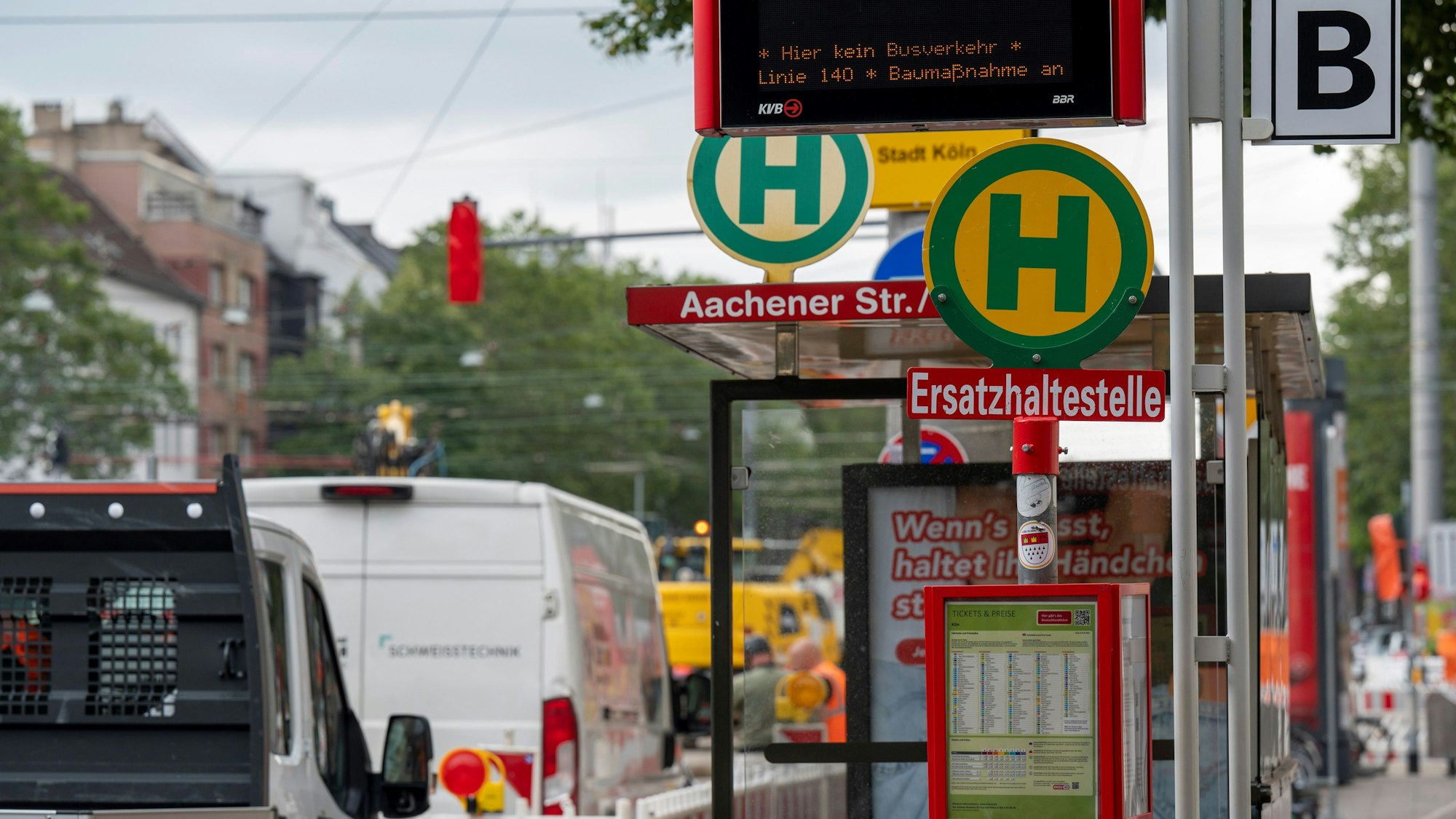 Eine Ersatzhaltestelle während der KVB-Bauarbeiten an der Aachener Str./Gürtel