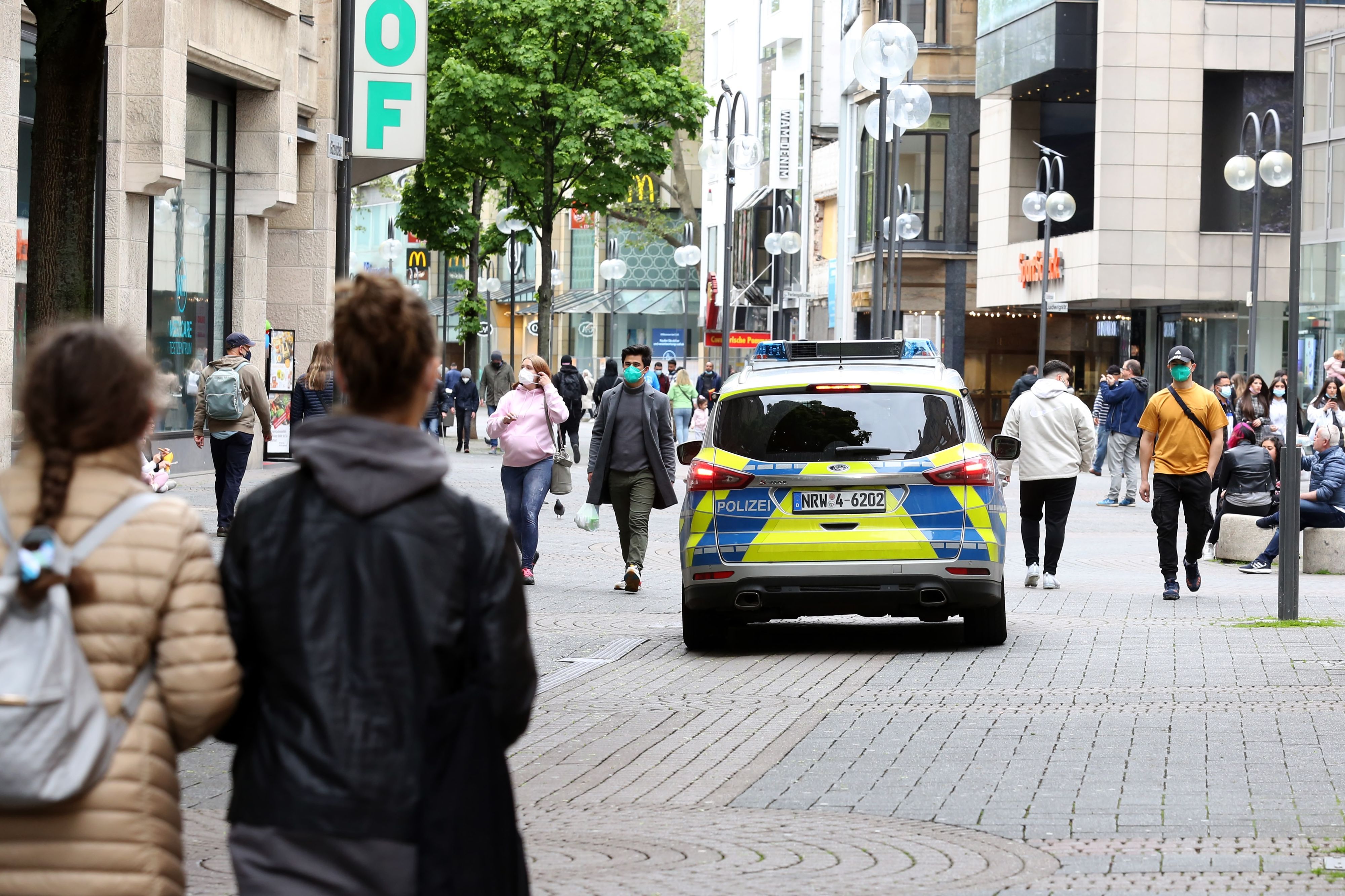 Ein Streifenwagen der Polizei fährt durch die Schildergasse in der Kölner Innenstadt.