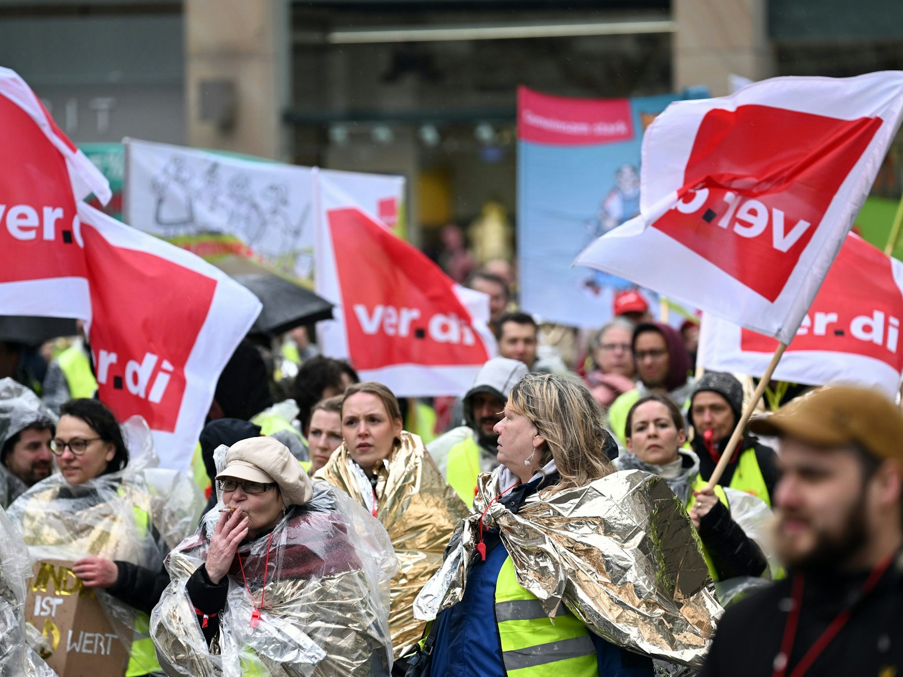 Streikende ziehen mit Verdi-Fahnen und Bannern durch die Düsseldorfer Innenstadt.