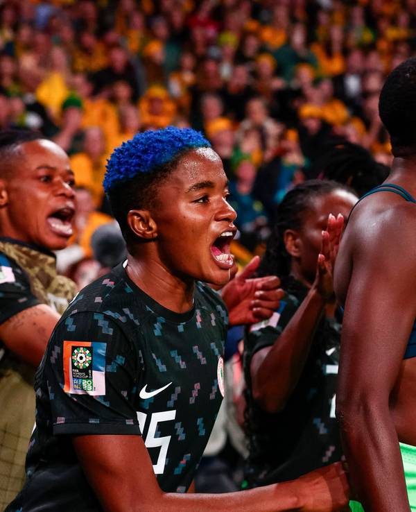 Asisat Oshoala jubelt ohne Trikot und nur im BH über ihr Tor gegen Australien.