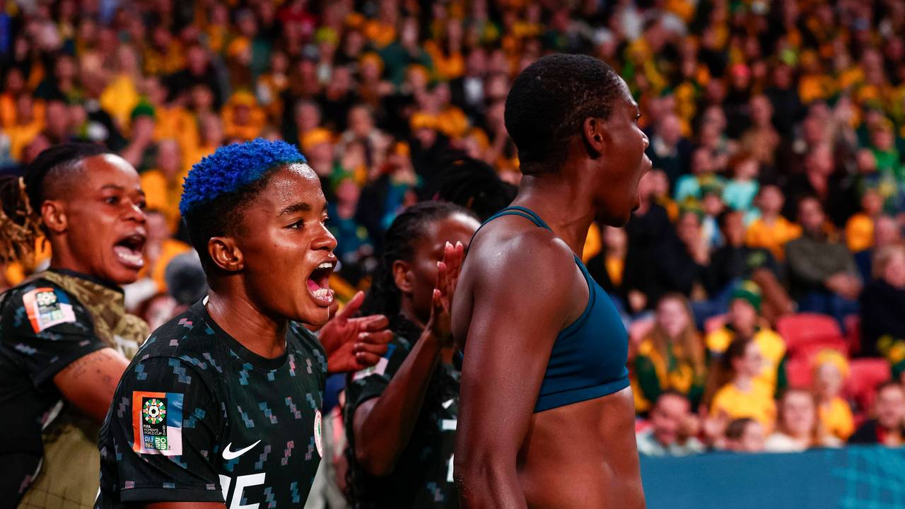 Asisat Oshoala jubelt ohne Trikot und nur im BH über ihr Tor gegen Australien.