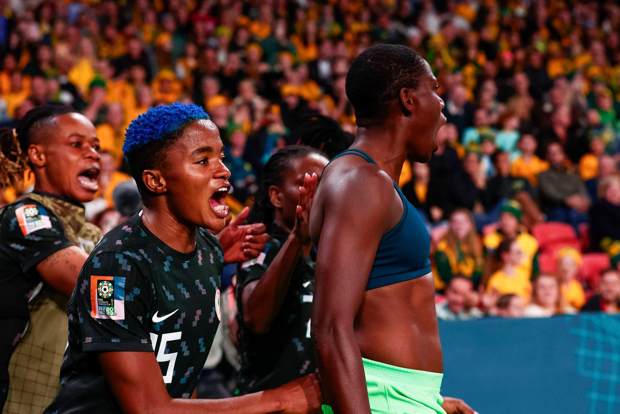 Asisat Oshoala jubelt ohne Trikot und nur im BH über ihr Tor gegen Australien.