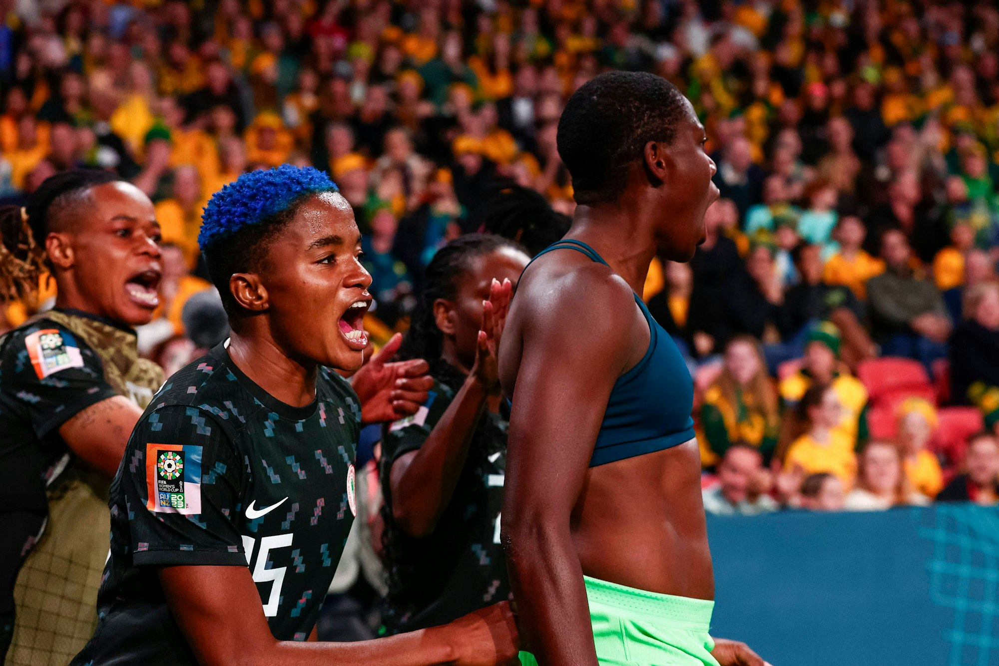 Asisat Oshoala jubelt ohne Trikot und nur im BH über ihr Tor gegen Australien.
