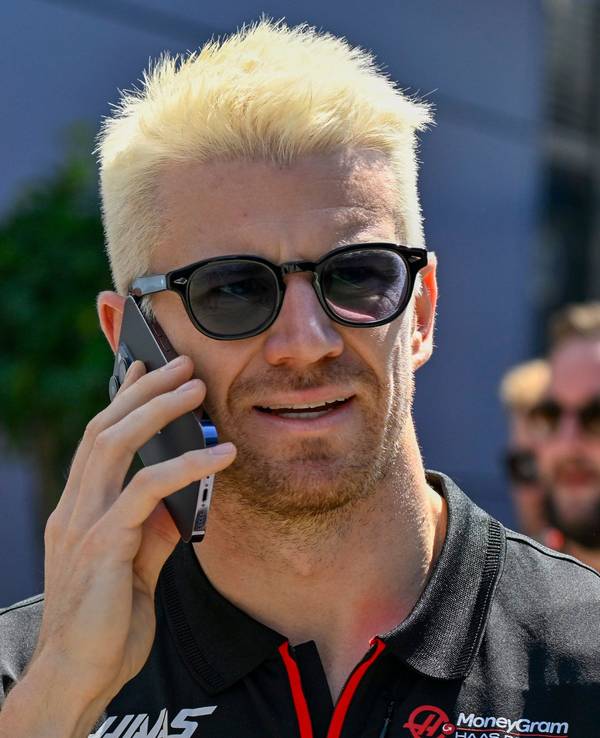 Nico Hülkenberg aus Deutschland vom Haas F1 Team telefoniert vor dem dritten freien Training.