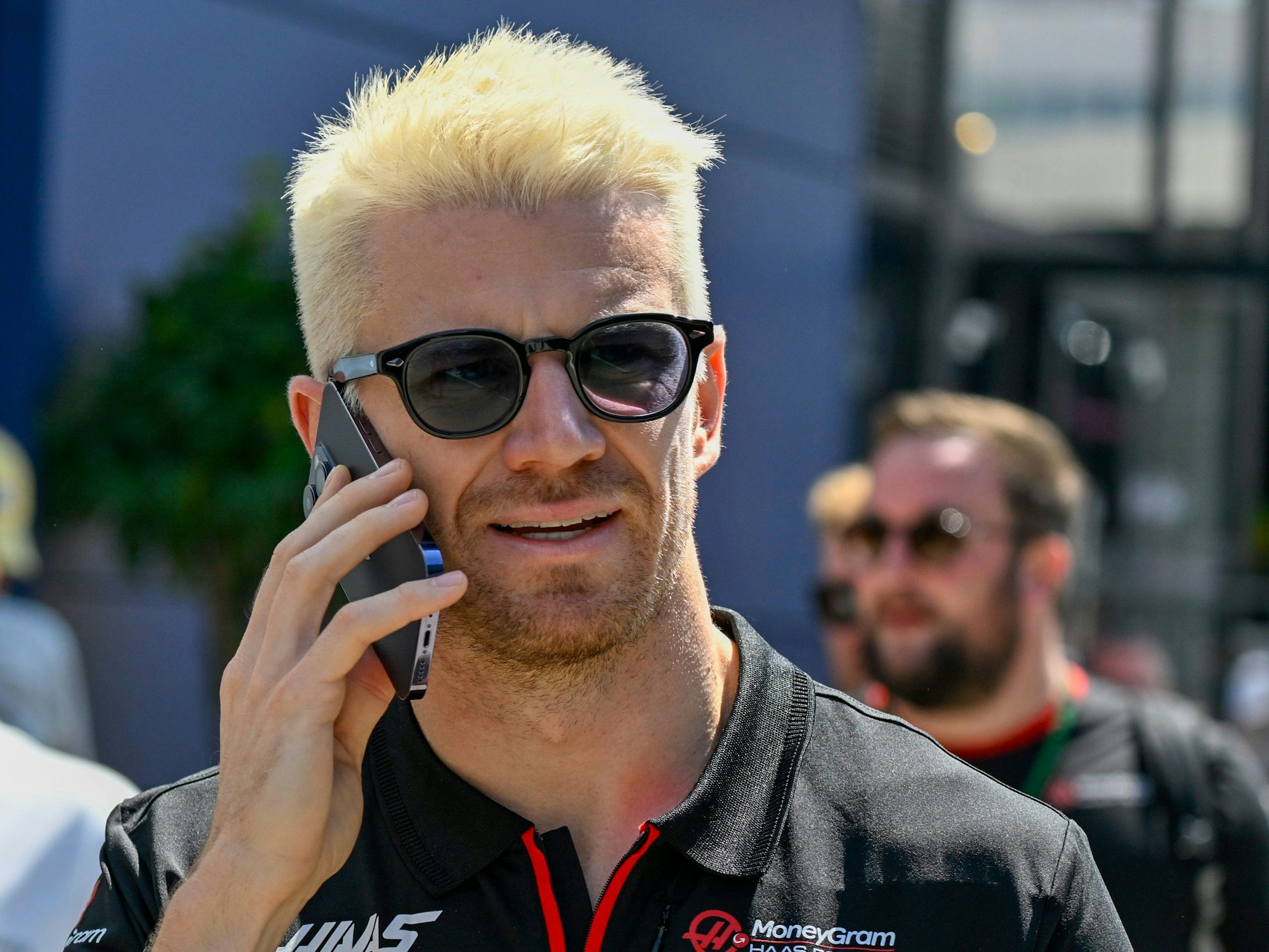 Nico Hülkenberg aus Deutschland vom Haas F1 Team telefoniert vor dem dritten freien Training.