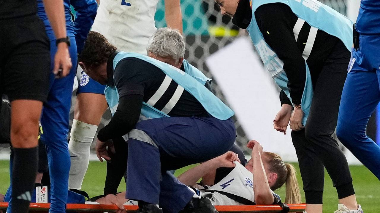 Keira Walsh wird mit einer Trage vom Feld gebracht.