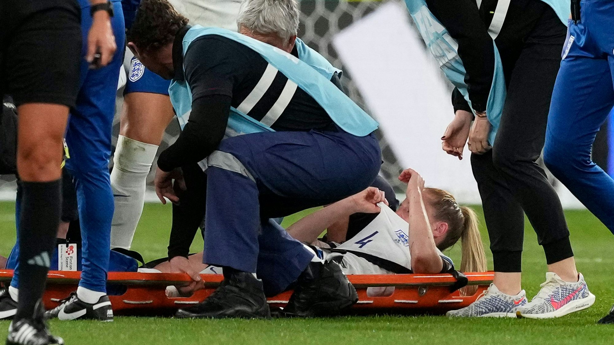Keira Walsh wird mit einer Trage vom Feld gebracht.