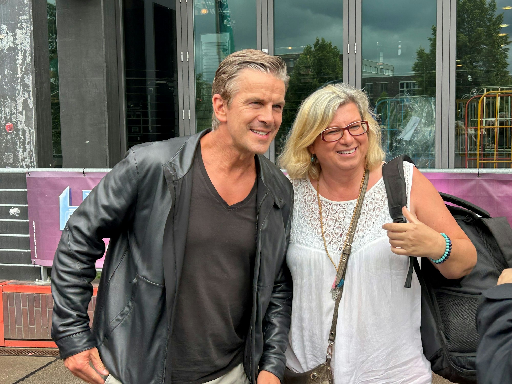 Markus Lanz posiert mit einer Besucherin.