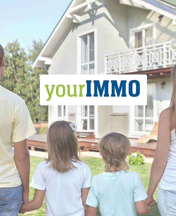Familie mit Kindern steht vor einem Haus und betrachtet es. Bild zum YourImmo Immobilien Artikel.
