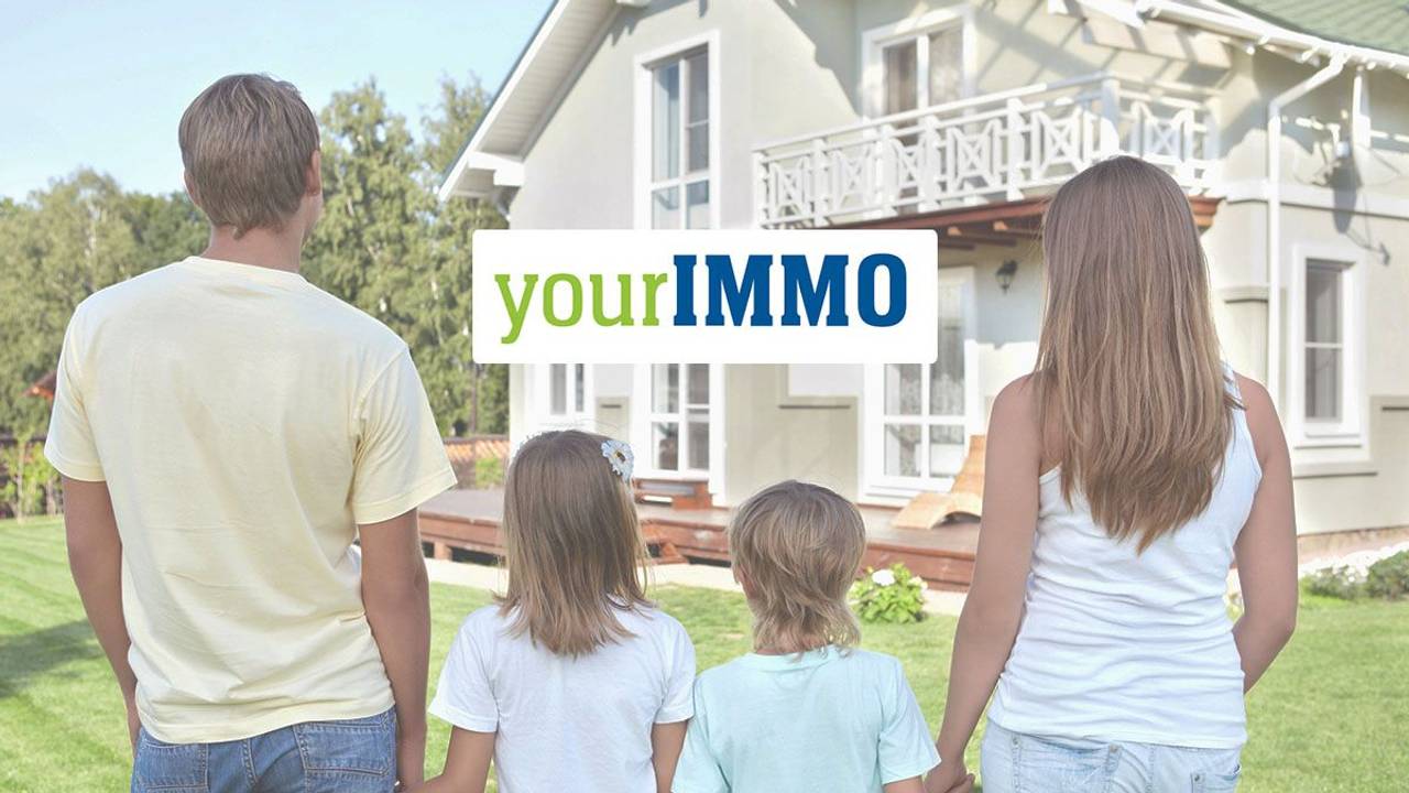 Familie mit Kindern steht vor einem Haus und betrachtet es. Bild zum YourImmo Immobilien Artikel.