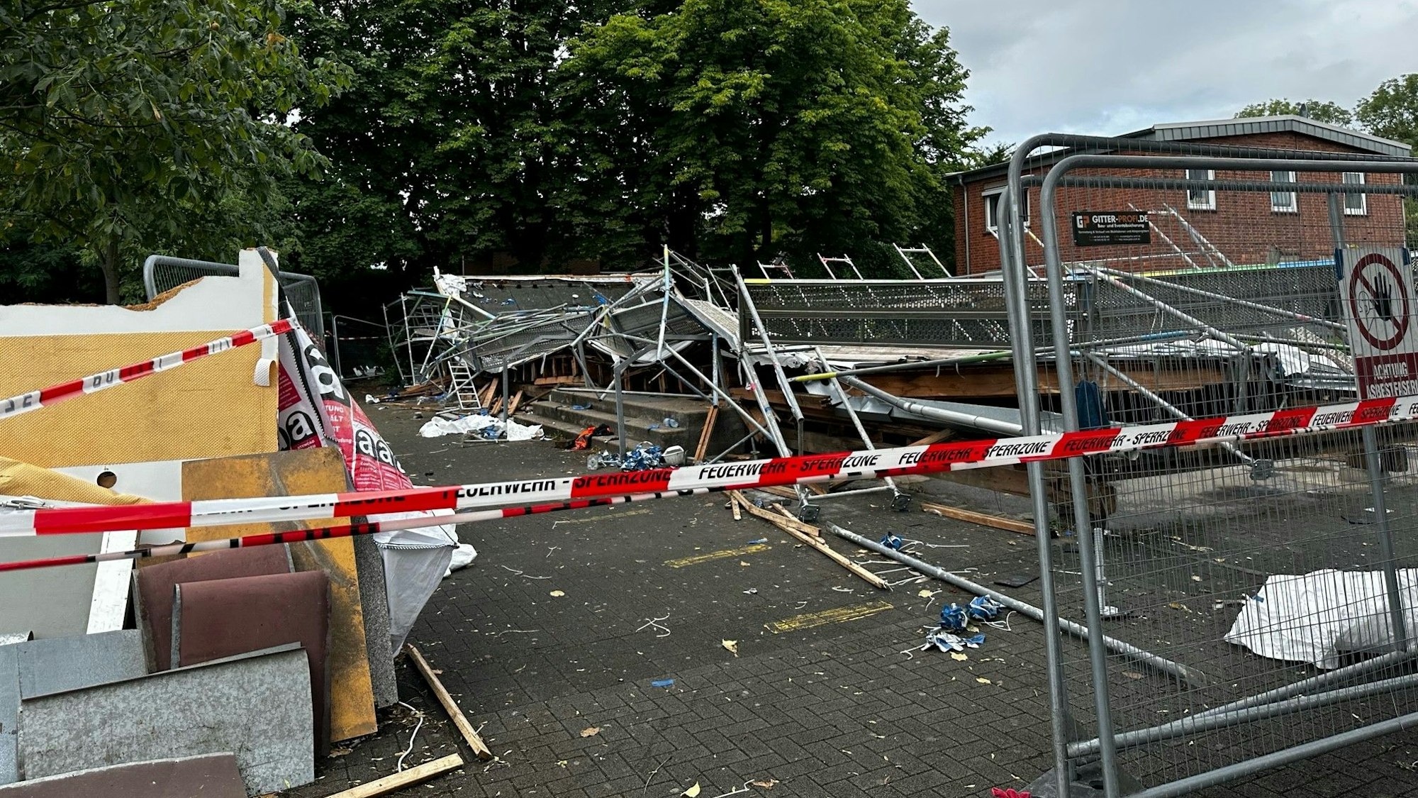 Die Feuerwehr hat den Bereich um den eingestürzten Pavillon samt Baugerüst mit Flatterband abgesperrt..