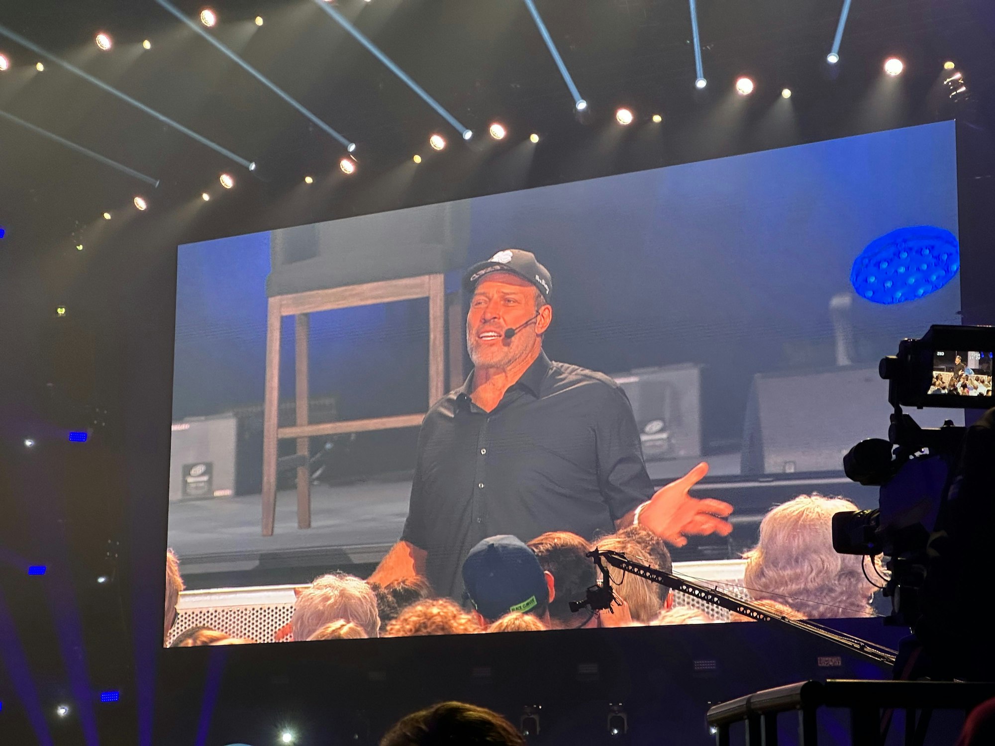 Tony Robbins bei seiner Rede in der Lanxess-Arena.
