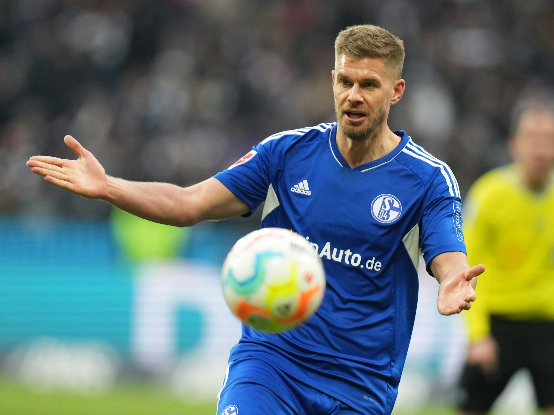 Simon Terodde gestikuliert Richtung Ball.