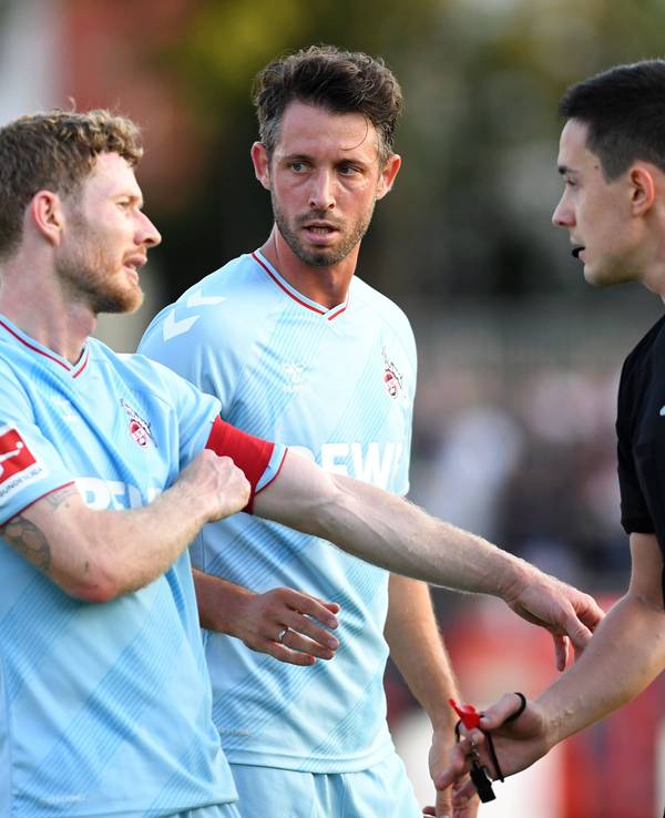 Der neue FC-Kapitän Florian Kainz (l.) und Mark Uth sprechen im Testspiel gegen Fortuna Köln mit dem Schiedsricher.