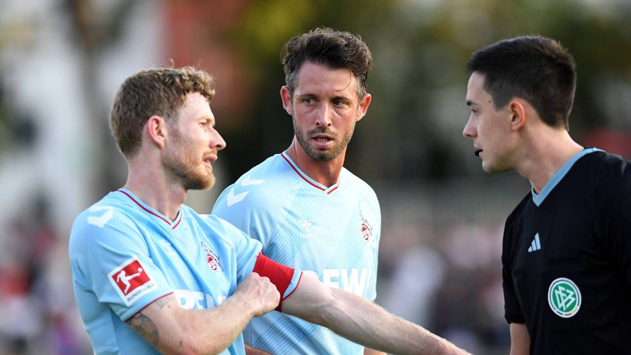 Der neue FC-Kapitän Florian Kainz (l.) und Mark Uth sprechen im Testspiel gegen Fortuna Köln mit dem Schiedsricher.