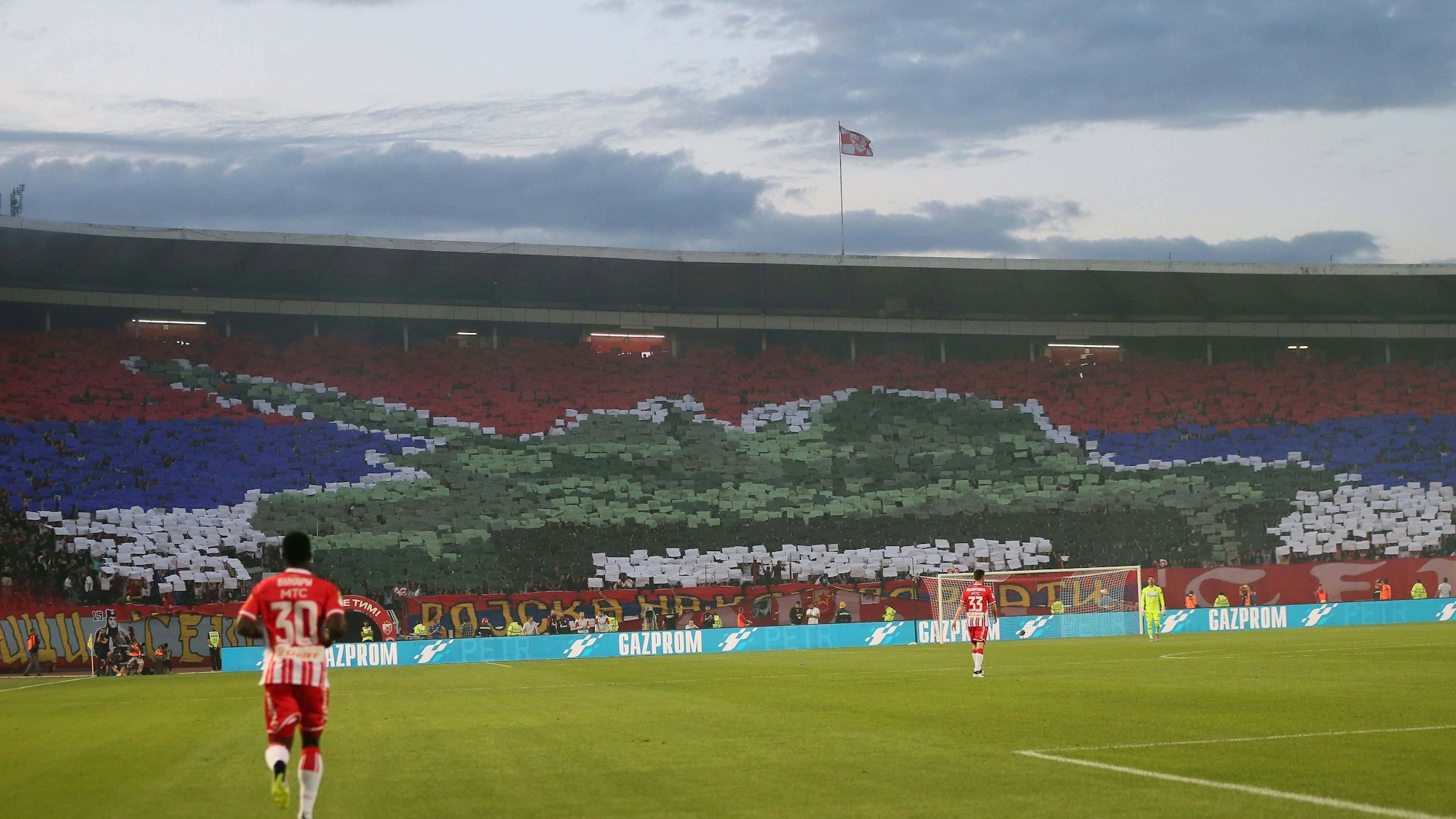 Die Fans vom serbischen Klub Roter Stern Belgrad zeigen eine Choreo mit einem Panzer.