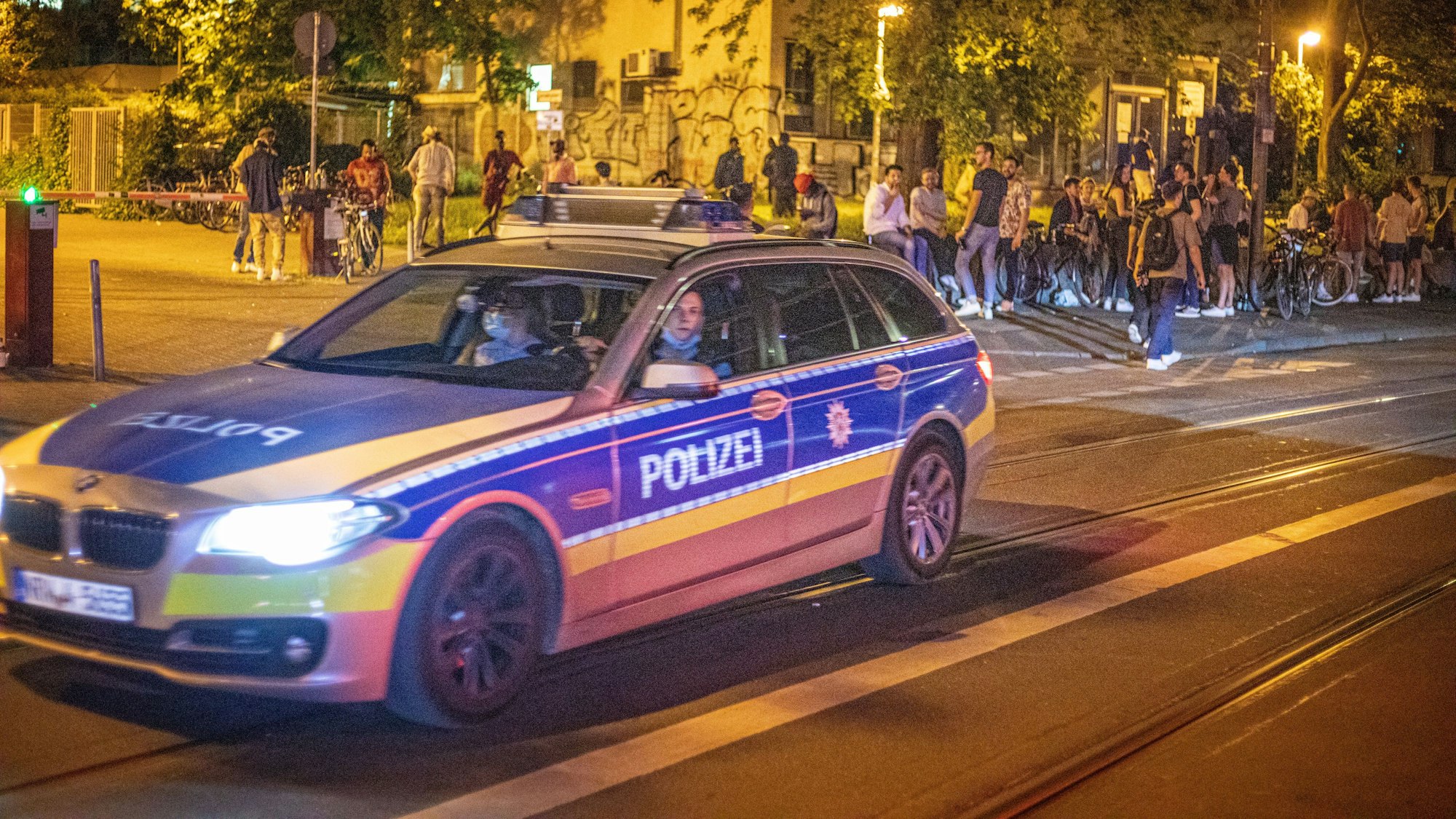 Ein Polizeiauto fährt durch Köln.