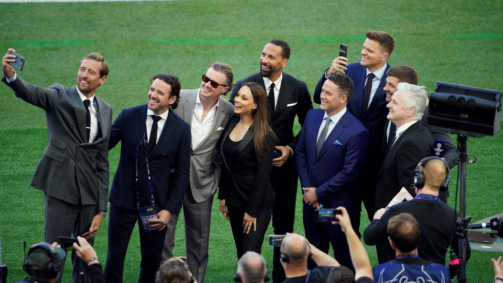 Die TV-Experten Peter Crouch, Owen Hargreaves, Steve McManaman, Seema Jaswal, Rio Ferdinand, Michael Owen, Jake Humphrey, Steven Gerrard and Des Kelly nehmen vor dem Champions-League-Finale 2022 in Paris ein Selfie auf.