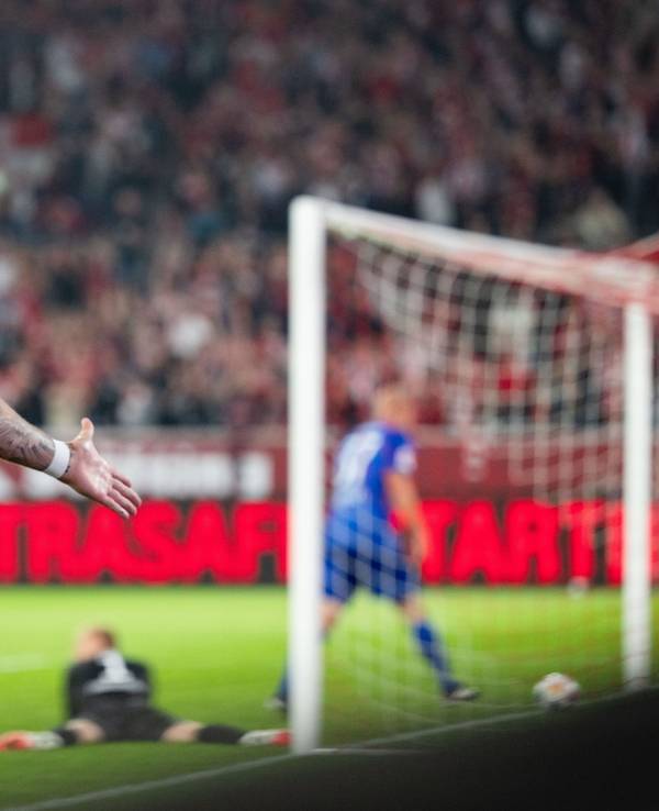 Daniel Ginczek bejubelt sein Tor für Fortuna Düsseldorf.