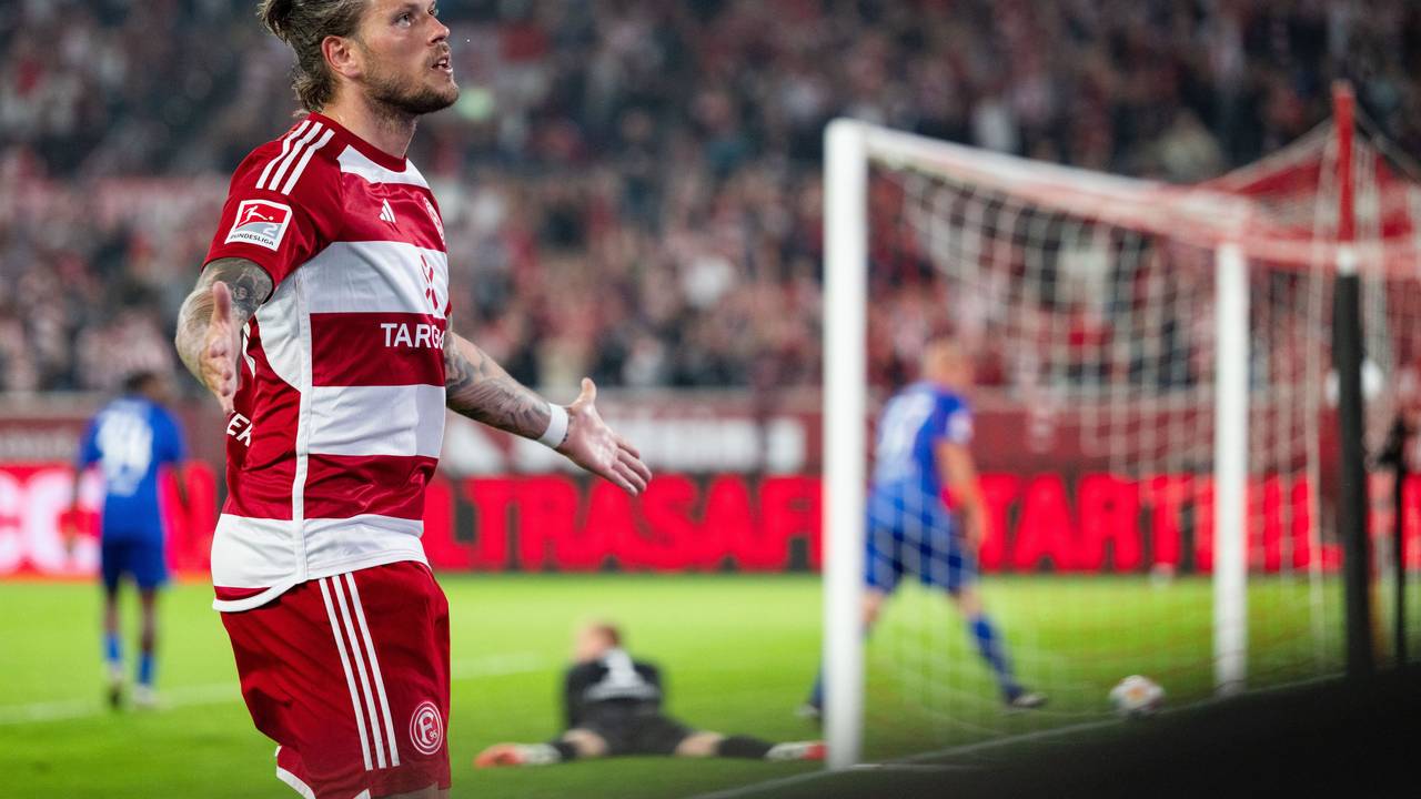 Daniel Ginczek bejubelt sein Tor für Fortuna Düsseldorf.