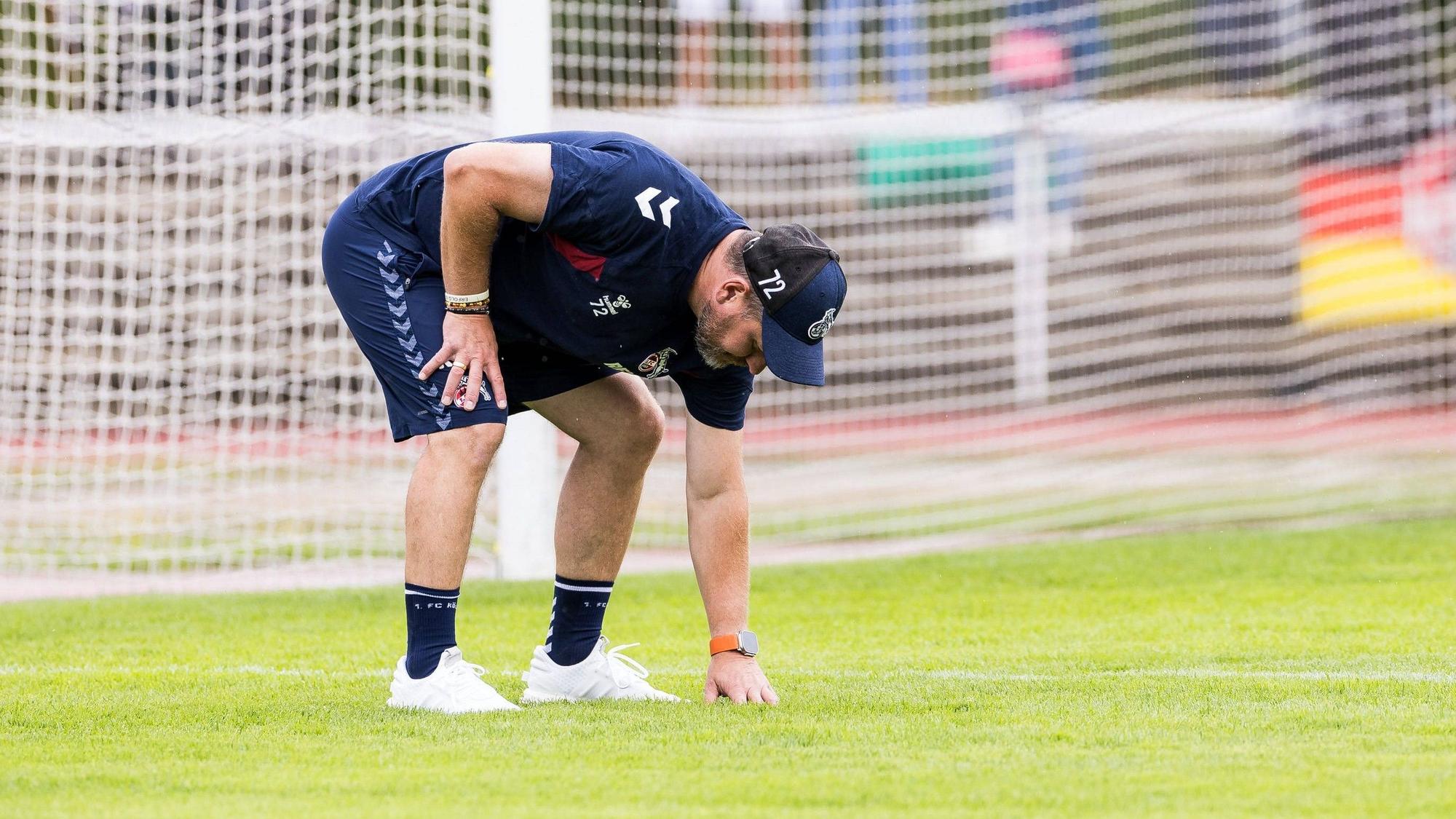 Steffen Baumgart testet den Rasen beim Spiel des 1. FC Köln gegen Erzgebirge Aue.