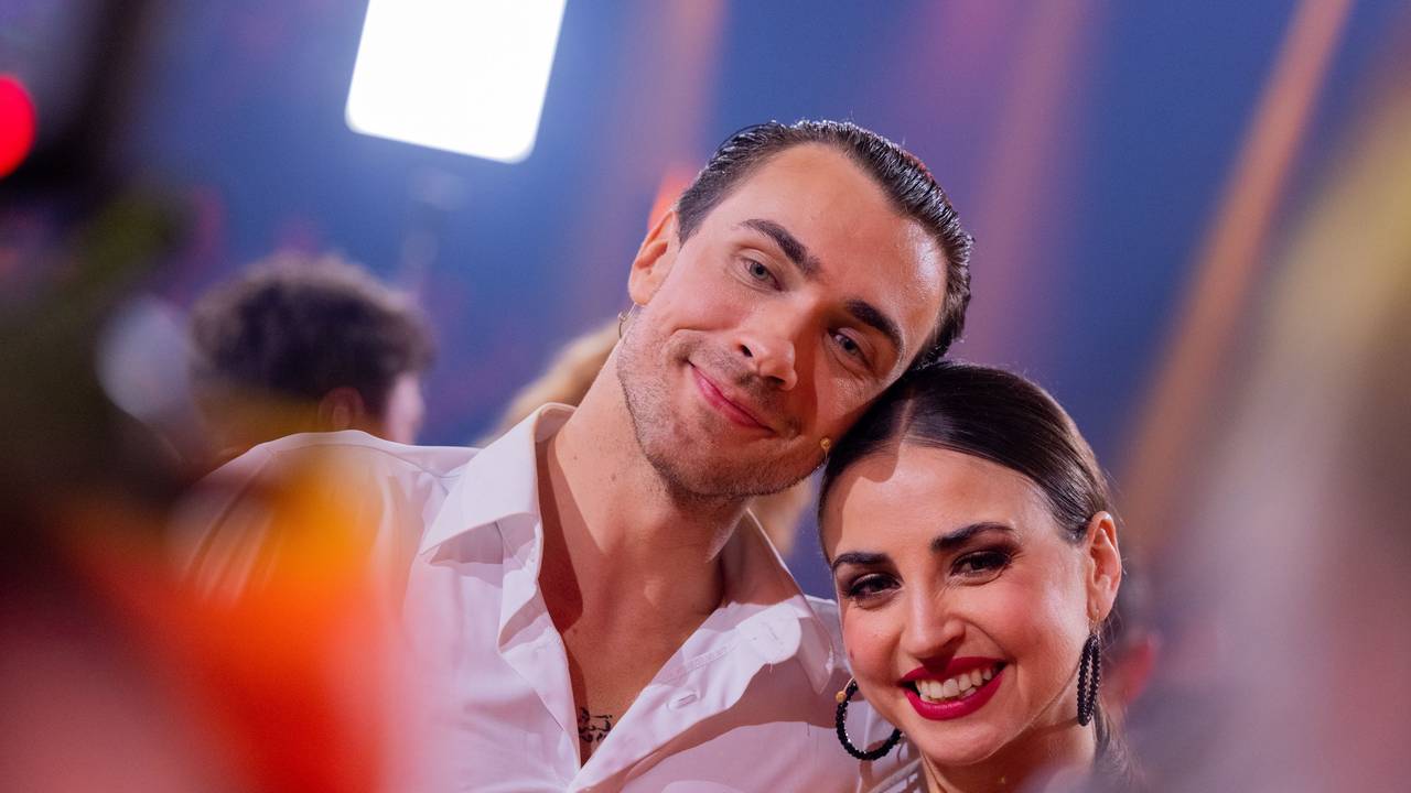 Timon Krause, Mentalist, und Ekaterina Leonova, Profitänzerin, stehen in der RTL-Tanzshow „Let's Dance“ im Coloneum zusammen.