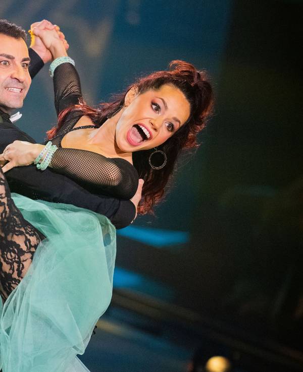 Ali Güngörmüs und Christina tanzen.