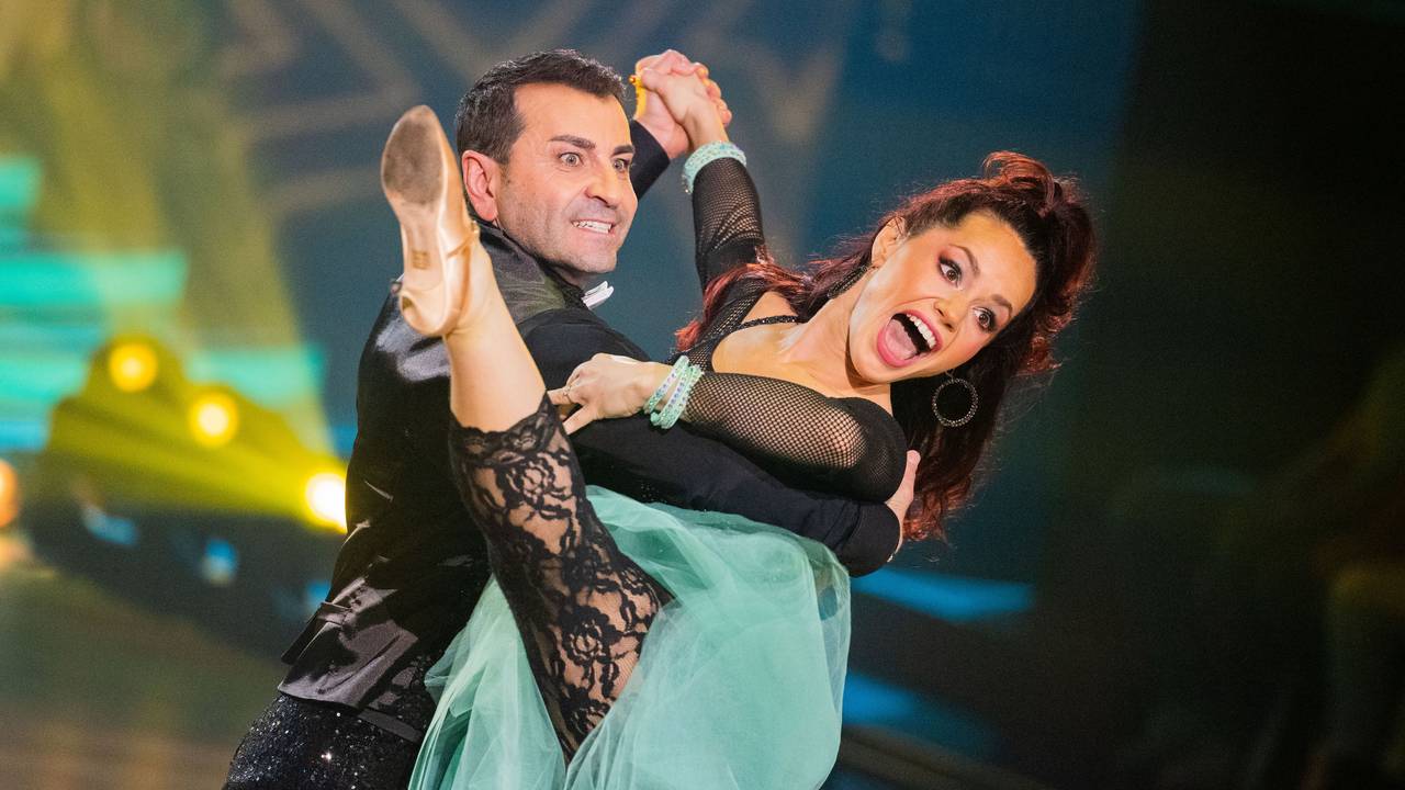 Ali Güngörmüs und Christina tanzen.
