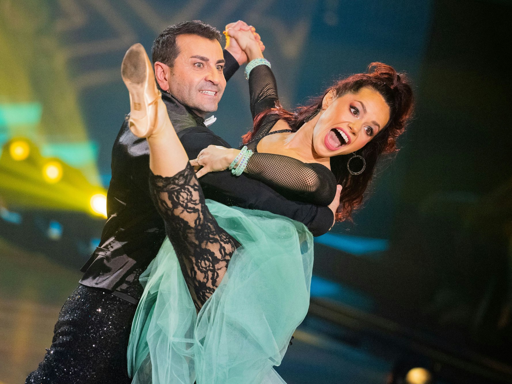 Ali Güngörmüs und Christina tanzen.