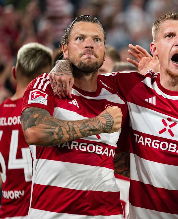 Fortuna Düsseldorf jubelt beim Saison-Auftakt gegen Hertha BSC über ein Tor von Daniel Ginczek.