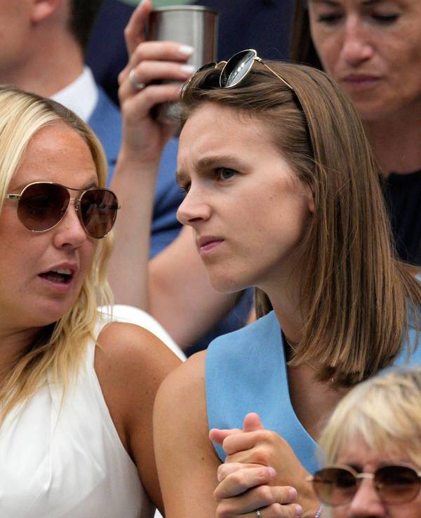 Vivianne Miedema (r.) bei einem Wimbledon-Match neben England-Star Beth Mead.